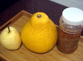 准备食材：梨，柚子，蜂蜜。
