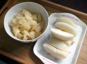 梨洗净后去皮切块。柚子半个，取果肉。