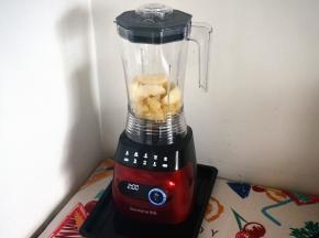 将梨和柚子肉放入Tritan料冷打果蔬杯。