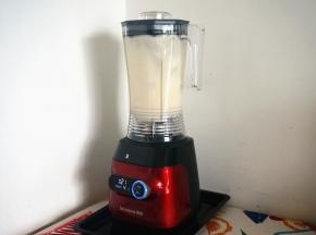 选择果汁程序启动。耗时2分钟，果肉被搅打成细腻的果泥汁。