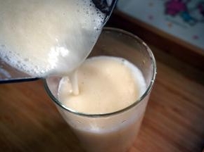 将果泥汁倒出。