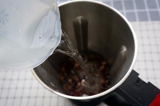 加入1000毫升清水。