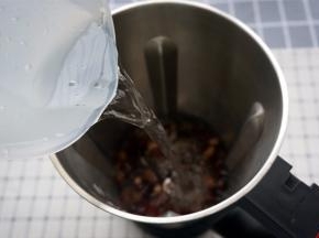 加入1000毫升清水。