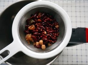 将花生、桂圆、红豆洗净后放入破壁机的全钢热饮专用杯。