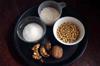 准备食材：黄豆50克、大米50克、核桃仁2个、砂糖60克。