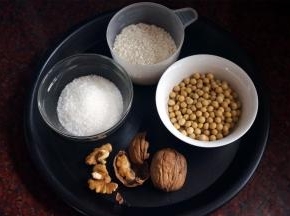 准备食材：黄豆50克、大米50克、核桃仁2个、砂糖60克。