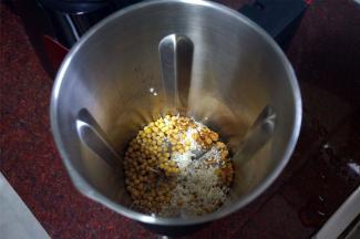 将黄豆，大米，核桃仁洗净后放入破壁机的全钢热饮专用杯。