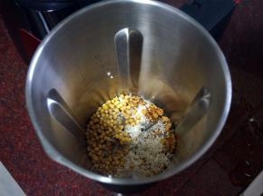 将黄豆，大米，核桃仁洗净后放入破壁机的全钢热饮专用杯。