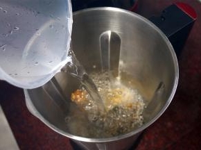 加入1200毫升清水。