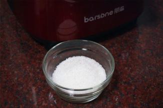 程序结束后加入砂糖，再用搅拌程序搅打30秒。