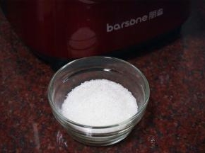 程序结束后加入砂糖，再用搅拌程序搅打30秒。