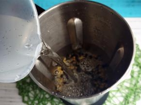 加入1300毫升清水。