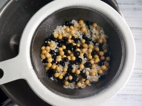 将黑豆，黄豆，大米洗净后放入破壁机。