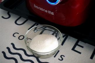 程序结束后加入白糖，再搅打30秒即可。