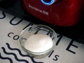 程序结束后加入白糖，再搅打30秒即可。