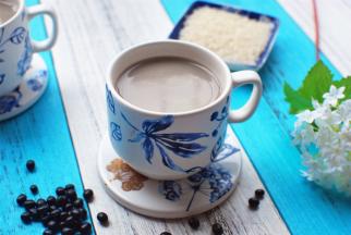 将豆浆滤出饮用。