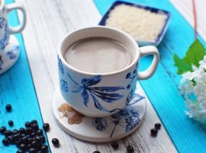 将豆浆滤出饮用。