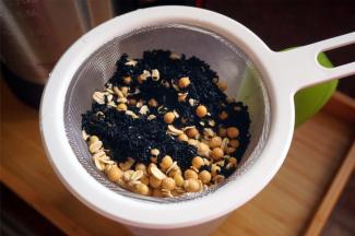 将黄豆，燕麦，黑芝麻洗净后放入破壁机的全钢热饮专用杯。