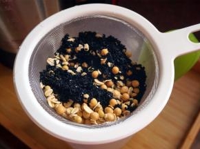 将黄豆，燕麦，黑芝麻洗净后放入破壁机的全钢热饮专用杯。