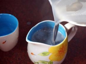 将豆浆滤出即可饮用。