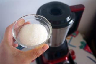 程序结束后，加入砂糖，然后用搅打程序搅打30秒。