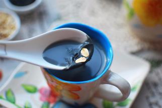 豆浆细腻，静置片刻即可凝结出奶皮。