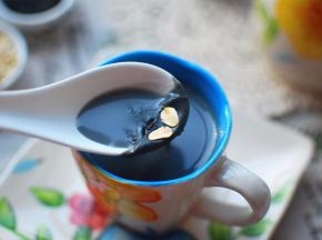 豆浆细腻，静置片刻即可凝结出奶皮。