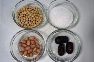 准备食材：黄豆60克、红枣15克、花生15克、砂糖60克。