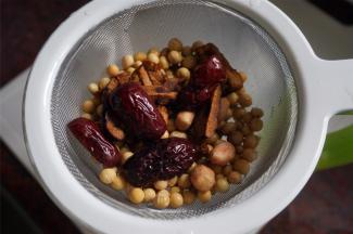 红枣洗净，去核切块，与洗净的黄豆、花生共同放入破壁机中。