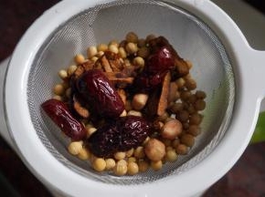 红枣洗净，去核切块，与洗净的黄豆、花生共同放入破壁机中。