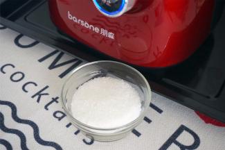 程序结束后加入砂糖，再用搅打程序搅打30秒。