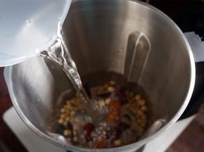 加入清水1200毫升。