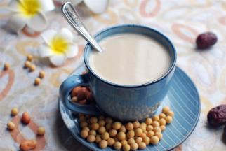 将豆浆滤出即可饮用。