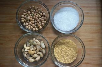 准备食材：腰果20克、小米30克、黄豆50克、砂糖50克。