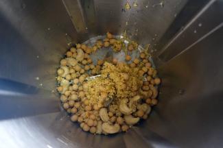 将腰果，小米，黄豆洗净后放入破壁机的全钢热饮专用杯。