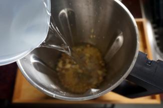 加入1000毫升清水。