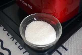 程序结束后，开盖，放入砂糖。