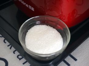 程序结束后，开盖，放入砂糖。