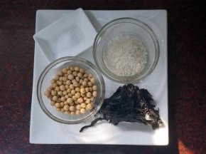 准备食材：黄豆50克、紫菜2克、大米20克、盐2克。