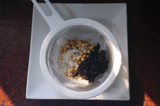 将紫菜、黄豆、大米洗净，放入破壁机的全钢热饮专用杯。