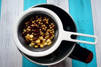 将玉米粒，红豆，黄豆洗净后放入破壁机。