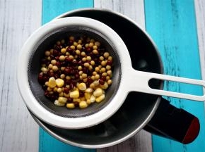 将玉米粒，红豆，黄豆洗净后放入破壁机。