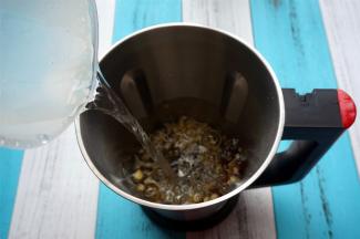 加入清水1200毫升。