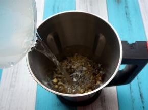 加入清水1200毫升。