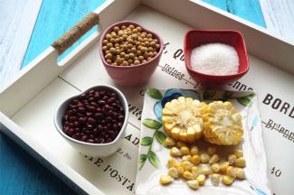 准备食材：鲜玉米粒60克、红豆30克、黄豆30克、砂糖50克。