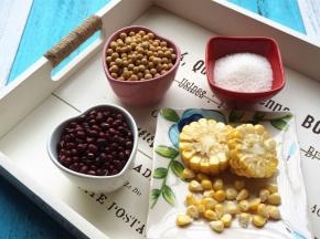 准备食材：鲜玉米粒60克、红豆30克、黄豆30克、砂糖50克。