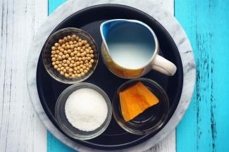 准备食材：南瓜肉40克、黄豆40克、牛奶200毫升、砂糖60克。