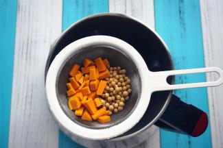 将南瓜切丁，黄豆洗净，放入破壁机内。