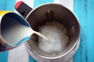 加入1000毫升清水和200毫升牛奶。