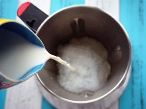 加入1000毫升清水和200毫升牛奶。